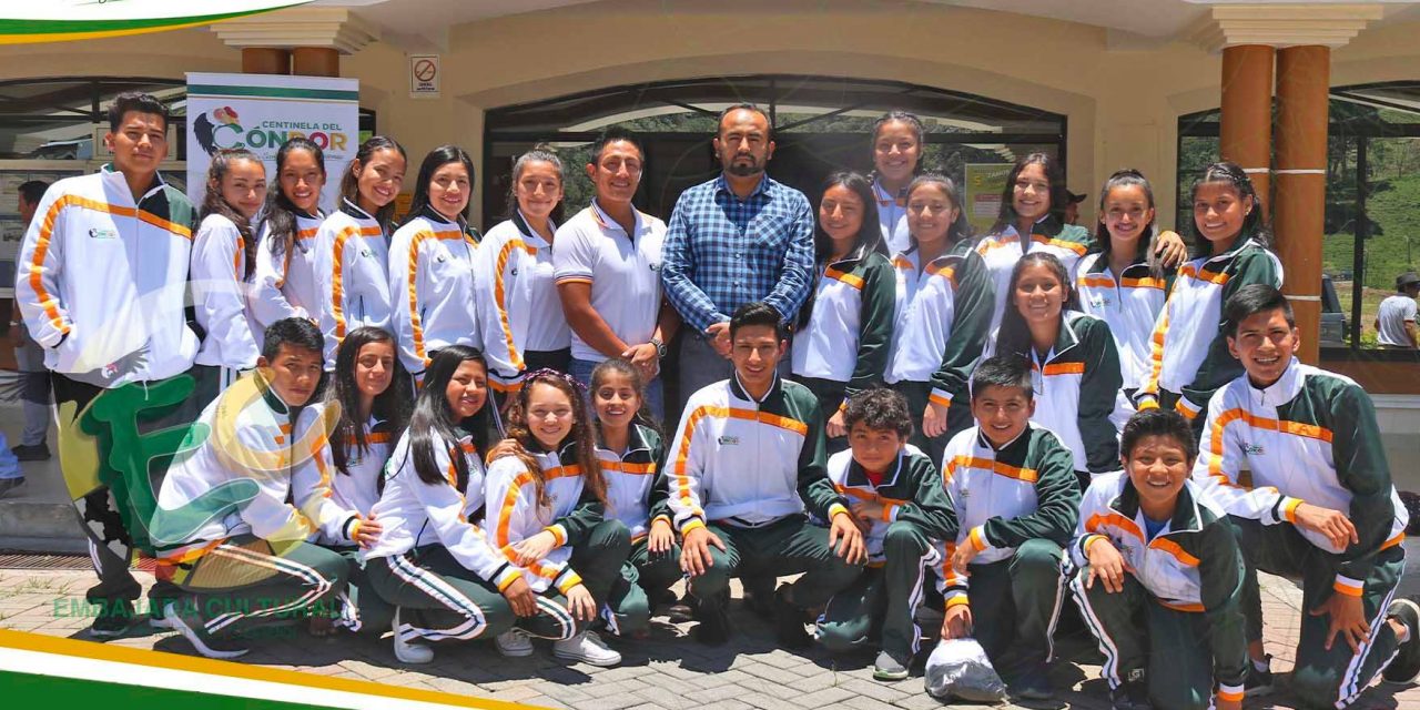 ALCALDE DE CENTINELA DEL CÓNDOR ENTREGA UNIFORMES AL GRUPO DE DANZA FOLKLÓRICA EMBAJADA CULTURAL.