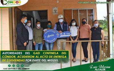 AUTORIDADES DEL GAD CENTINELA DEL CÓNDOR, ACUDIERON AL ACTO DE ENTREGA DE 3 VIVIENDAS POR PARTE DEL MIDUVI.
