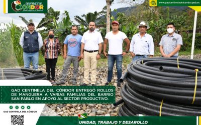 GAD CENTINELA DEL CÓNDOR ENTREGÓ ROLLOS DE MANGUERA A VARIAS FAMILIAS DEL BARRIO SAN PABLO EN APOYO AL SECTOR PRODUCTIVO
